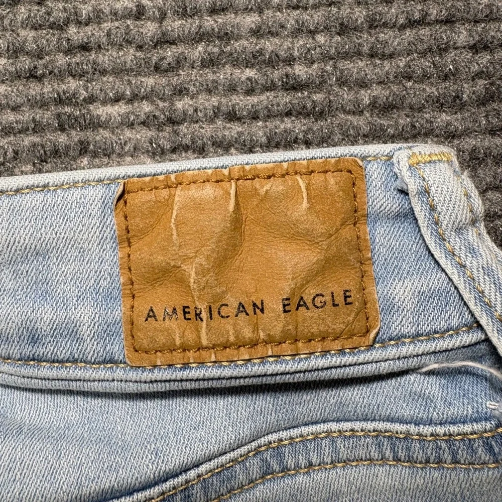 American Eagle Women 2 Midi Denim Shorts Light Wash Next Level Stretch Raw Hem